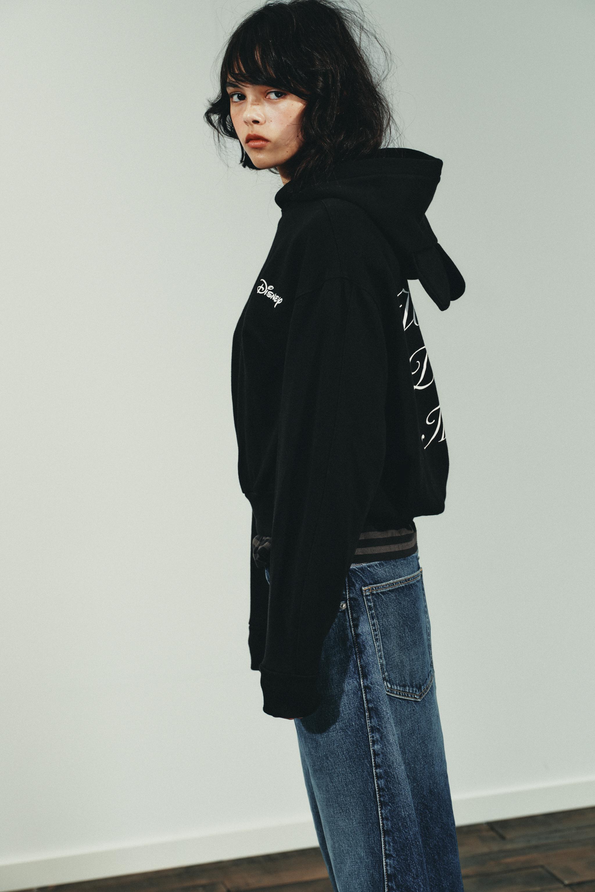 ©DISNEY TEXT SWEATSHIRT